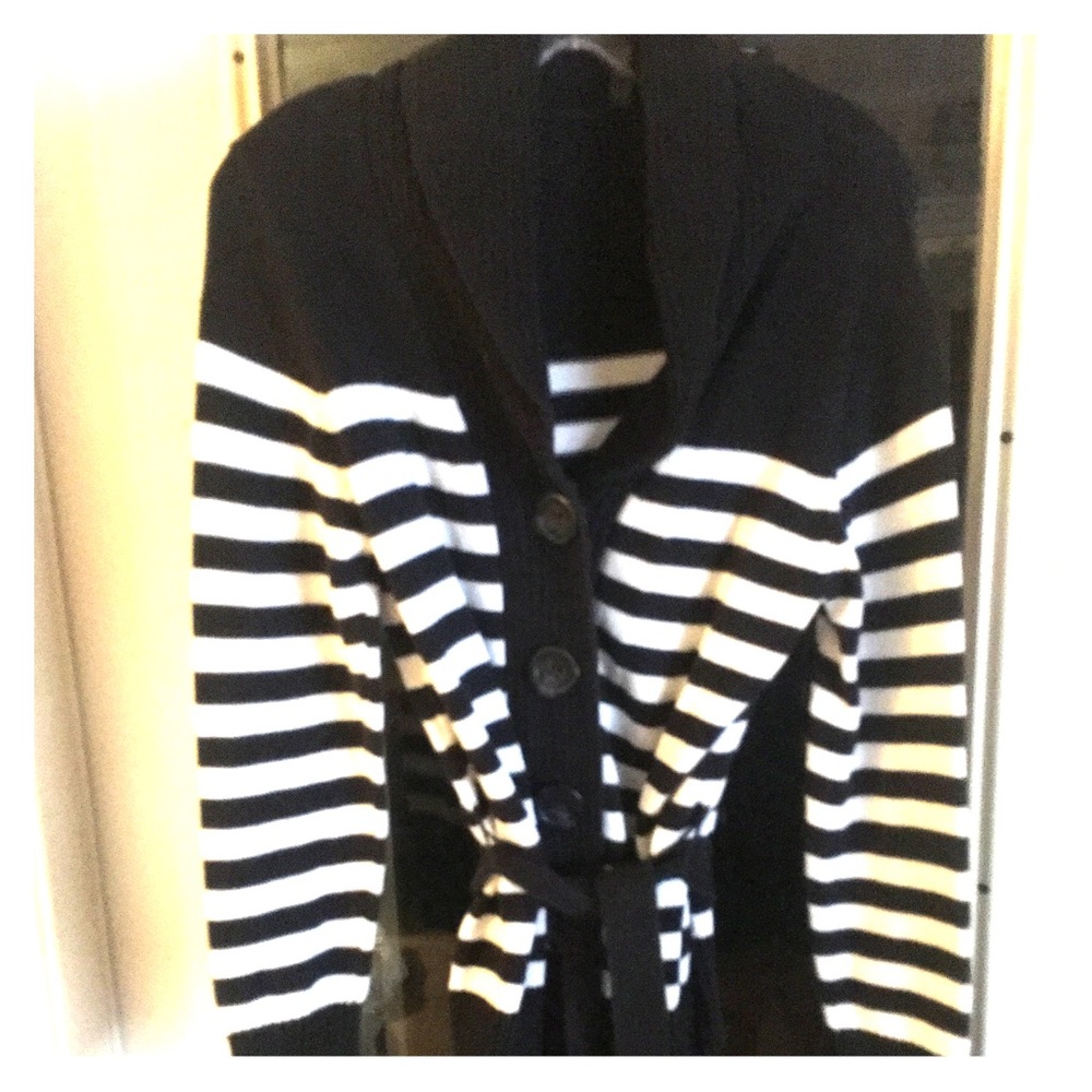 💥WORN ONCE BLACK & WHITE BUTTON UP SWEATER W/BELT